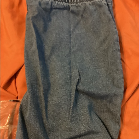 Ladies jeans, never worn. - Picture 6 of 12